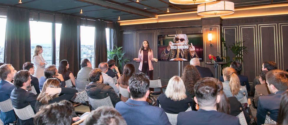 Conducci&oacute;n de un evento con la sala completa